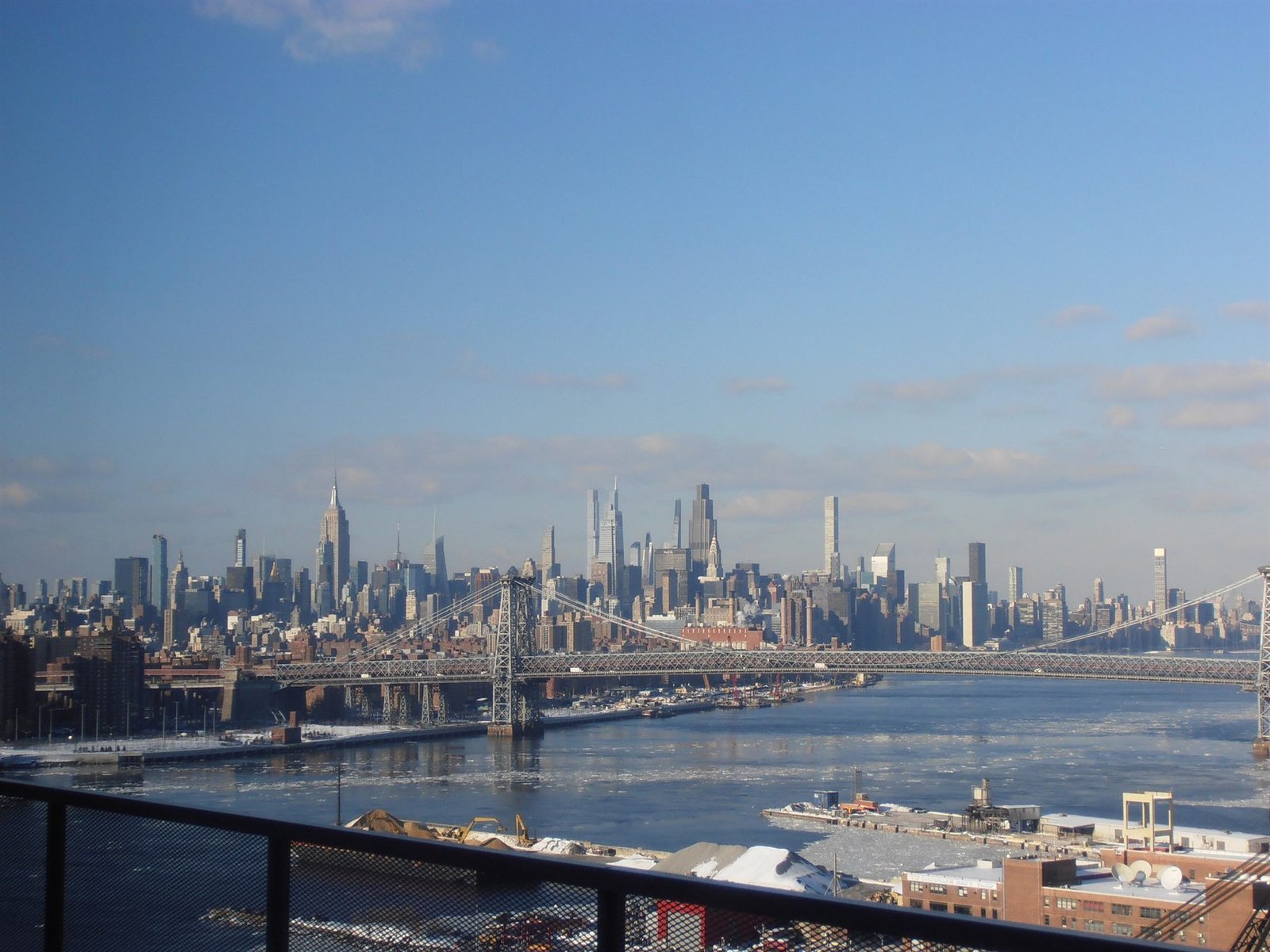Skyline de Manhattan y el puente de Williamsburg, Nueva York